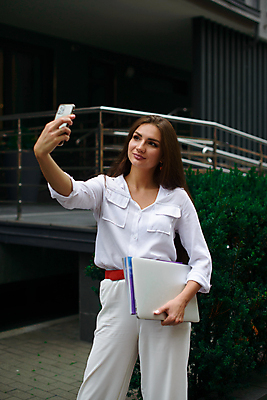 포토 JPG 해외이미지 백인 직업 1 학생 라이프스타일 응시 여자 행복 백그라운드 비즈니스 성공 모바일 노동자 거리 한명 미소 사람 성인 야외 건물 노트북 컴퓨터 사무실 걷기 공책 잡기 도시 업무 직장인 비즈니스우먼 자신감 작업실 전문직 경영자 해외포토 서양인 건축물 시선 감정 컨셉 모션 문구용품 표정 생활 전자제품 작업 리더 파일형식 이미지허브