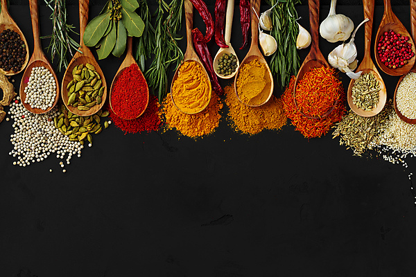포토 JPG 해외이미지 식재료 검은배경 실내 사람없음 여러개 다양 가루 향신료 일렬 나무숟가락 고춧가루 해바라기씨 카피스페이스 해외포토 다수 백그라운드 씨앗 내부 숟가락 검은색 공백 향미료 파일형식 이미지허브