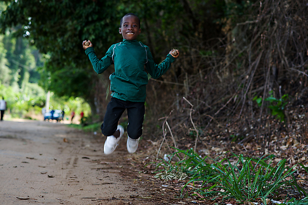 포토 JPG 해외이미지 라이프스타일 행복 어린이 밧줄 스포츠 포즈 놀이 건강 한명 미소 소년 야외 운동 점프 검은색 기쁨 에너지 게임 최고 연습 열광 고립 해외포토 1 남자 감정 줄 컬러 모션 표정 사람 생활 파일형식 이미지허브