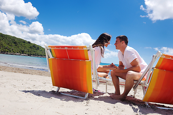 포토 JPG 해외이미지 주간 전신 라이프스타일 커플 여자 남자 데이트 휴식 사랑 앉기 성인 해변 야외 두명 옆모습 여름 마주보기 손잡기 맑음 선베드 성인만 해외포토 자연요소 계절 감정 바다 뷰포인트 컨셉 의자 관계 모션 날씨 사람 생활 파일형식 이미지허브