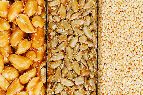 포토 JPG 해외이미지 실내 근접촬영 사람없음 세개 땅콩 에너지바 참깨 해바라기씨 해외포토 음식 뷰포인트 3 씨앗 내부 견과류 깨 파일형식 이미지허브