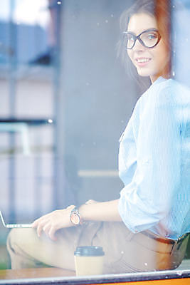 포토 JPG 해외이미지 백인 직업 1 라이프스타일 응시 여자 얼굴 비즈니스 창문 탁자 한명 미소 사람 앉기 성인 노트북 빛 컴퓨터 사무실 우주 스크린 모니터 고층빌딩 공책 회색 흰색 업무 비즈니스우먼 중앙 스마트 책상 만족 카피스페이스 해외포토 서양인 시선 감정 컬러 가구 컨셉 모션 문구용품 표정 빌딩 생활 신체부위 전자제품 공백 작업 직장인 파일형식 이미지허브