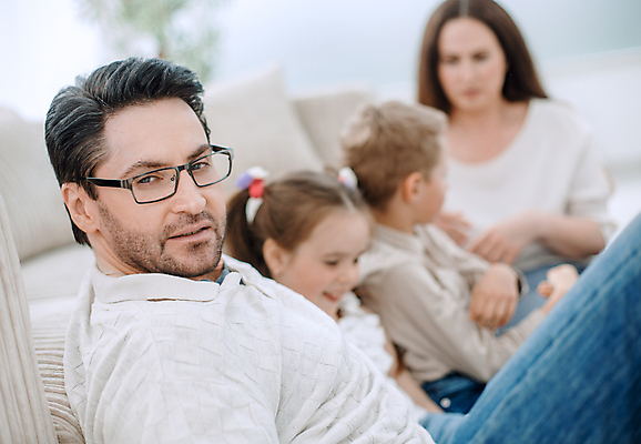 포토 JPG 해외이미지 라이프스타일 여자 남자 딸 행복 아들 어린이 거실 가족 놀이 탁자 엄마 아파트 함께함 실내 사랑 사람 앉기 소년 여러명 성인 소파 기쁨 방 아기 휴게실 아빠 스타일 카피스페이스 안락 해외포토 감정 가구 다수 컨셉 의자 관계 모션 주택 내부 생활 공백 파일형식 이미지허브