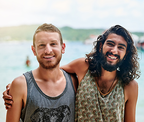 포토 JPG 해외이미지 주간 라이프스타일 응시 남자 행복 여유 바다 휴가 휴식 함께함 서기 미소 상반신 성인 야외 두명 앞모습 아웃포커스 여름 친구 우정 성인남자만 어깨에손 해외포토 자연요소 시선 계절 감정 뷰포인트 컨셉 관계 모션 촬영기법 표정 사람 생활 남자만 성인만 파일형식 이미지허브