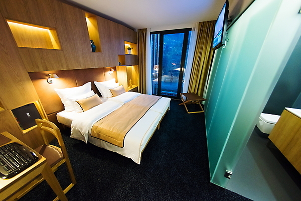 포토 JPG 해외이미지 의자 창문 침구 호텔 휴식 조명 실내 사람없음 빛 인테리어 텔레비전 침실 욕실 침대 책상 객실 목재가구 해외포토 디자인 가구 컨셉 숙소 내부 전자제품 파일형식 이미지허브