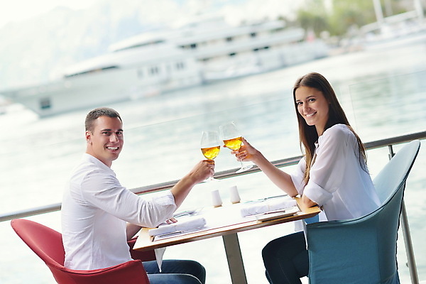 포토 JPG 해외이미지 커플 여자 남자 바다 데이트 휴식 사랑 들기 앉기 상반신 성인 야외 두명 옆모습 식당 와인 건배 연애 성인만 해외포토 감정 뷰포인트 컨셉 관계 모션 주류 사람 상점 파일형식 이미지허브