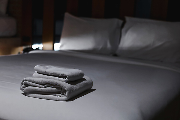 포토 JPG 해외이미지 가정 호텔 휴식 노동자 아파트 주택 사람 사람없음 수건 쌓기 목욕 침실 방 흰색 침대 변화 빨래 직원 서비스 준비 부드러움 위생관리 접기 안락 해외포토 직업 컬러 가구 컨셉 가사 모션 숙소 관리 건물 위생용품 청결 감각 파일형식 이미지허브
