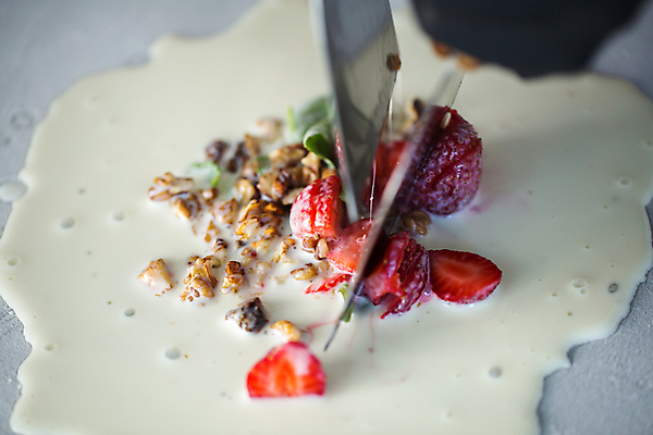 포토 JPG 해외이미지 직업 손 열매 음식 과일 재료 태국 딸기 아이스크림 디저트 건강 요리 동양인 사람없음 금속 식당 초콜릿 냉동 얼음 기계 우유 추위 튀김 흰색 신선 달콤 맛 잼 설탕 크림 준비 롤 내추럴 바닐라 인기 채식주의자 철강 핸드메이드 맛있는 해외포토 자연요소 식물 아시아 컬러 컨셉 재질 유제품 인종 신체부위 상점 소스_음식 채식 파일형식 이미지허브