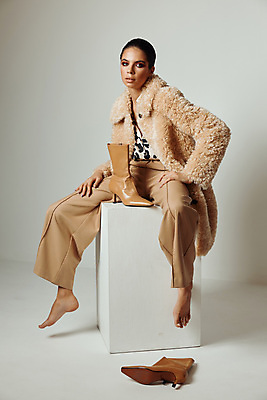 포토 JPG 해외이미지 전신 모델 여자 패션 신발 실내 한명 앉기 성인 옆모습 코트 우아함 다리벌리기 모피코트 스타일링 앵클부츠 성인여자한명만 와이드팬츠 해외포토 1 뷰포인트 컨셉 바지 모션 부츠 사람 내부 외투 여자한명만 성인여자만 파일형식 이미지허브