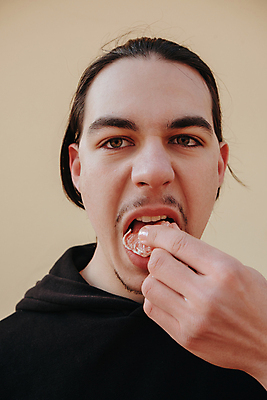 포토 JPG 해외이미지 라이프스타일 손 응시 남자 감정 얼굴 조각 백그라운드 오렌지 수염 주택 실내 건강 식이요법 씨앗 한명 사람 식사 고통 껍질 표현 잡기 입 찡그림 치아 몸무게 기아 피부 토막 점심식사 영양분 소름 카피스페이스 해외포토 식물 1 시선 과일 모션 표정 내부 건물 생활 신체부위 공백 소화기관 사회이슈 파일형식 이미지허브