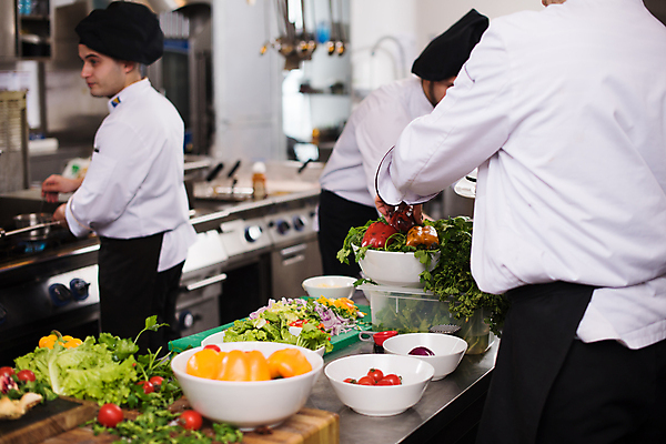 포토 JPG 해외이미지 남자 식재료 실내 요리 상반신 성인 옆모습 세명 주방 요리사 샐러드 성인남자만 해외포토 직업 음식 뷰포인트 사람 내부 남자만 성인만 파일형식 이미지허브