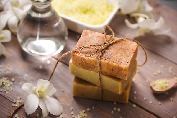 포토 JPG 해외이미지 꽃 유리병 실내 사람없음 아웃포커스 스파 화장품 묶기 노끈 나무숟가락 에스테틱 천연비누 입욕소금 나무배경 해외포토 식물 줄 백그라운드 모션 병_용기 촬영기법 내부 뷰티 숟가락 미용용품 소금 비누 파일형식 이미지허브