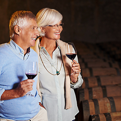 포토 JPG 해외이미지 커플 응시 여자 노년 남자 와인잔 데이트 남편 함께함 실내 사랑 서기 상반신 두명 앞모습 와인 노부부 마시기 잡기 아내 노인만 해외포토 부부 시선 감정 뷰포인트 컨셉 술잔 관계 모션 주류 사람 성인 내부 성인만 파일형식 이미지허브