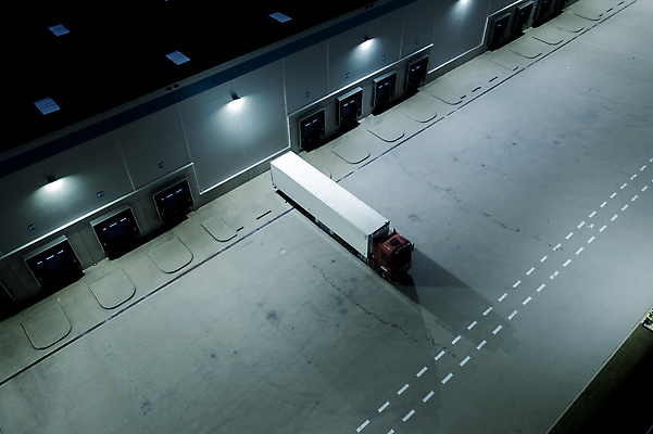 포토 JPG 해외이미지 산업 비즈니스 교통시설 자동차 사람없음 건물 세로 금융 트럭 화물 센터 시장 상품 야간 주식 컨테이너 주차 배열 창고 상업 지역 트랙터 수납 짐차 질서 무거움 트레일러 소매 슈퍼마켓 로딩 무료 분배 조감도 터미널 해외포토 자연요소 건축물 육상교통 교통 경제 상점 운송업 예절 무게 농기계 시설 특수차량 파일형식 이미지허브