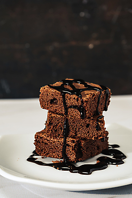 포토 JPG 해외이미지 검은배경 디저트 사람없음 쌓기 초콜릿 달콤 브라우니 해외포토 음식 백그라운드 모션 검은색 맛 파일형식 이미지허브