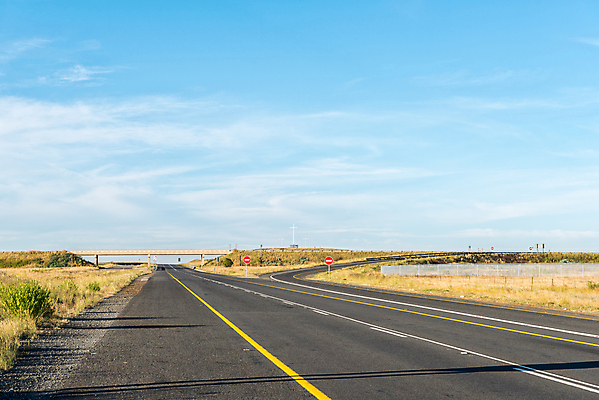 포토 JPG 해외이미지 종교 도로 여행 십자가 아프리카 아침 풍경 사람없음 햇빛 맑음 가을 시골 아스팔트 교차로 경고문 남아프리카 해외포토 주간 계절 나라 길 교통시설 날씨 경고 태양 파일형식 이미지허브