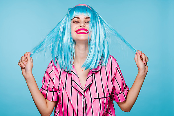 포토 JPG 해외이미지 여자 하늘색 한명 미소 상반신 성인 앞모습 잠옷 잡기 가발 성인여자한명만 힙스터 해외포토 1 옷 패션 뷰포인트 모션 표정 사람 파란색 여자한명만 성인여자만 파일형식 이미지허브