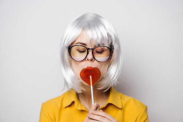 포토 JPG 해외이미지 여자 막대사탕 한명 들기 상반신 성인 앞모습 하트 핥기 은색 가발 성인여자한명만 안경낌 힙스터 해외포토 모양 1 패션 안경 뷰포인트 컬러 모션 사탕 사람 여자한명만 성인여자만 파일형식 이미지허브