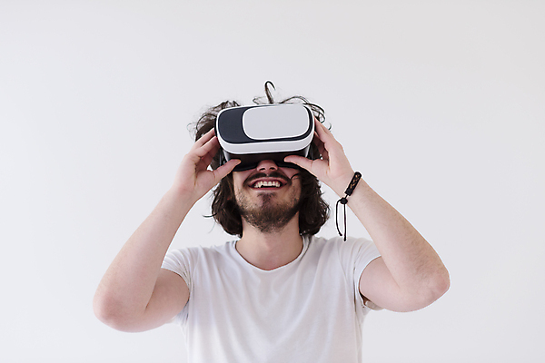 포토 JPG 해외이미지 남자 미래 한명 손짓 상반신 성인 앞모습 흰색 성인남자한명만 VR기기 해외포토 1 뷰포인트 컬러 컨셉 모션 사람 기계 가상현실 남자한명만 성인남자만 파일형식 이미지허브