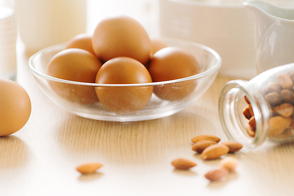 포토 JPG 해외이미지 유리병 실내 사람없음 계란 아몬드 쏟아짐 유리접시 나무배경 해외포토 접시 백그라운드 모션 병_용기 내부 알 견과류 파일형식 이미지허브