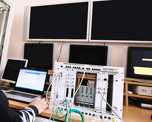 포토 JPG 해외이미지 직업 인터넷 비즈니스 통신 회의 사람 성인 사람없음 컴퓨터 글로벌 사무실 디지털 스크린 모니터 검은색 텔레비전 자료 웹 방 업무 판넬 네트워크 센터 역 보호 쥐 서비스 감시 부름 마디 다운로드 서버 지원 해외포토 컬러 컨셉 교통시설 모션 전자제품 작업 설치류 파일형식 이미지허브