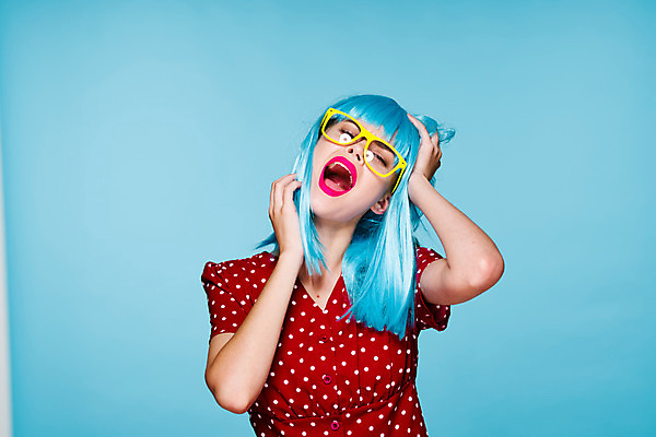 포토 JPG 해외이미지 여자 하늘색 입벌림 한명 상반신 성인 앞모습 잡기 가발 하품 성인여자한명만 안경낌 힙스터 해외포토 1 패션 안경 뷰포인트 모션 표정 사람 파란색 생리현상 여자한명만 성인여자만 파일형식 이미지허브