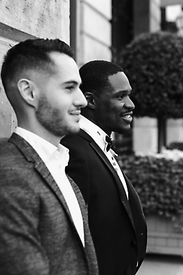 포토 JPG 해외이미지 백인 모델 라이프스타일 커플 옷 남자 행복 유럽 벽 포즈 백그라운드 셔츠 2 관계 성공 거리 흑백 사랑 사람 정장 성인 야외 두명 건물 유행 손잡기 검은색 코트 도시 클래식 우아함 동성애자 스타일 성소수자 해외포토 서양인 건축물 감정 나라 컬러 컨셉 상의 모션 촬영기법 생활 외투 파일형식 이미지허브