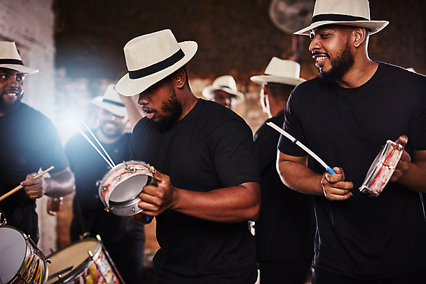 포토 JPG 해외이미지 모자 라이프스타일 응시 남자 행복 악기 실내 서기 미소 들기 여러명 상반신 성인 앞모습 옆모습 친구 빛 파티 축제 콘서트 잡기 악단 그룹 야간 성인남자만 해외포토 자연요소 시선 잡화 감정 음악 뷰포인트 다수 관계 모션 표정 사람 이벤트 내부 생활 공연 남자만 성인만 파일형식 이미지허브