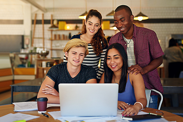 포토 JPG 해외이미지 학생 라이프스타일 응시 여자 남자 행복 종이 커피 탁자 함께함 실내 서기 앉기 여러명 상반신 20대 성인 앞모습 책 친구 노트북 스터디 우정 카페 잡기 대학교 성인만 어깨에손 해외포토 시선 감정 음료 뷰포인트 가구 다수 컨셉 학교 관계 모션 사람 청년 내부 생활 전자제품 학습 상점 파일형식 이미지허브