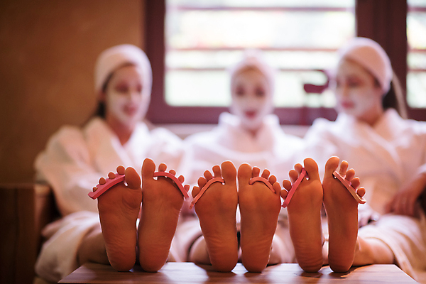 포토 JPG 해외이미지 전신 여자 창문 발 함께함 성인 세명 친구 뷰티 파티 스파 목욕가운 받침대 팩 성인여자만 해외포토 컨셉 관계 사람 이벤트 신체부위 화장품 가운 여자만 성인만 파일형식 이미지허브