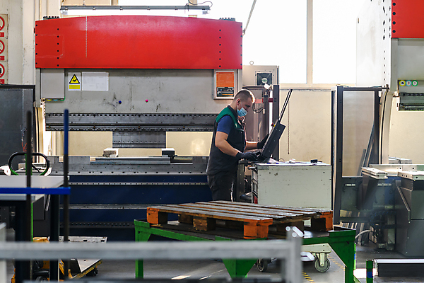 포토 JPG 해외이미지 남자 공장 실내 한명 상반신 성인 옆모습 기계 장비 작업 기술자 엔지니어 성인남자한명만 해외포토 직업 1 뷰포인트 공업 사람 내부 남자한명만 성인남자만 파일형식 이미지허브