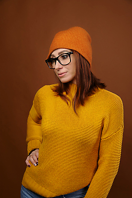 포토 JPG 해외이미지 백인 라이프스타일 응시 여자 행복 감정 안경 얼굴 백그라운드 생각 겨울 한명 서기 웃음 사람 성인 옆모습 유행 믿음 가리킴 표현 자신감 떨어짐 시원함 스웨터 비전 문제 내추럴 완벽 해외포토 서양인 1 시선 잡화 계절 뷰포인트 컨셉 상의 모션 표정 손짓 생활 신체부위 파일형식 이미지허브