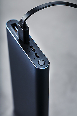 포토 JPG 해외이미지 디자인 백그라운드 컨셉 장신구 탁자 검은배경 모바일 사람없음 야외 스마트폰 핸드폰 알약 디지털 스크린 힘 장비 에너지 흰색 공구 플러그 은색 연결 휴대용 USB 스마트 오브젝트 서비스 전자 충전 고립 베터리 요금 용량 충전기 공급 해외포토 컬러 가구 전자제품 스마트기기 약 검은색 기계 도구 파일형식 이미지허브