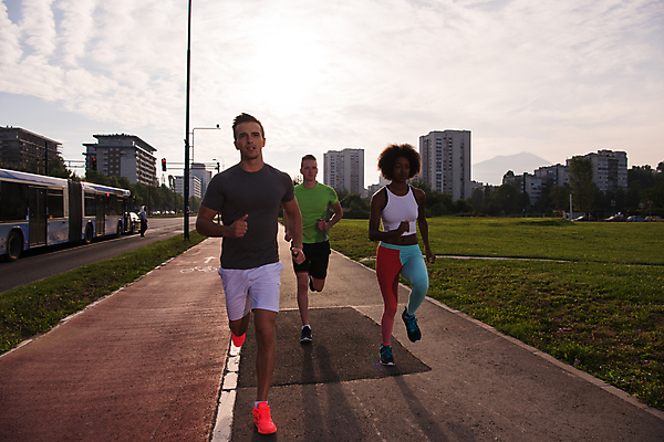 포토 JPG 해외이미지 주간 전신 공원 여자 남자 흑인 하늘 버스 함께함 성인 야외 앞모습 세명 달리기 조깅 보행로 마라톤 달리기선수 성인만 해외포토 자연요소 서양인 공공시설 길 육상교통 뷰포인트 컨셉 모션 대중교통 사람 경기 운동 육상스포츠 육상선수 파일형식 이미지허브