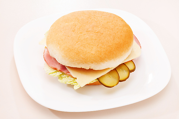 포토 JPG 해외이미지 접시 음식 양파 오이 치즈 패스트푸드 샌드위치 육류 사람없음 파티 식사 치킨 햄버거 클래식 상추 햄 번 해로움 맛있는 해외포토 식기 빵 컨셉 채소 식재료 유제품 이벤트 인스턴트 닭고기요리 파일형식 이미지허브