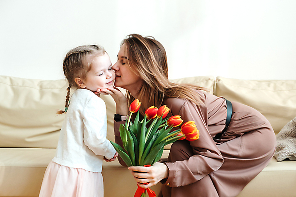 포토 JPG 해외이미지 백인 라이프스타일 여자 꽃 딸 행복 감정 얼굴 어린이 분홍색 꽃다발 컨셉 가족 엄마 휴가 키스 주택 실내 선물 사랑 미소 사람 두명 여름 뷰티 침묵 놀람 봄 튤립 축하 아기 생일 주기 해외포토 서양인 식물 계절 기념일 컬러 관계 모션 표정 내부 건물 생활 신체부위 소리 애정표현 파일형식 이미지허브