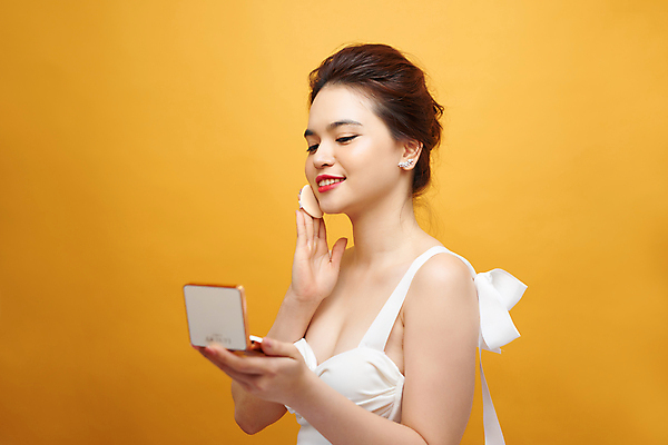 포토 JPG 해외이미지 여자 실내 한명 들기 동양인 상반신 성인 옆모습 화장 뷰티 주황색 팩트 성인여자한명만 해외포토 1 뷰포인트 컬러 모션 사람 인종 내부 화장품 여자한명만 성인여자만 파일형식이미지허브 