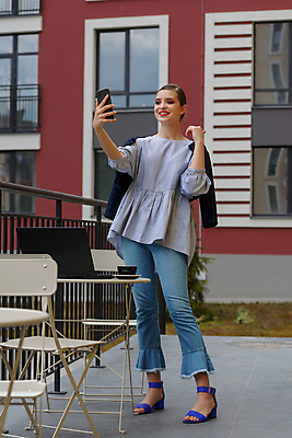 포토 JPG 해외이미지 직업 학생 손 여자 행복 커피 인터넷 비즈니스 통신 탁자 모바일 한명 사람 앉기 성인 야외 컵 빨간색 노트북 스마트폰 핸드폰 쇼핑 컴퓨터 노란색 유행 공책 카페 작업 아침식사 연결 샌들 입술 와이파이 긍정 온라인 해외포토 1 식기 감정 음료 컬러 가구 신발 컨셉 모션 문구용품 신체부위 전자제품 스마트기기 상점 식사 무선인터넷 파일형식 이미지허브