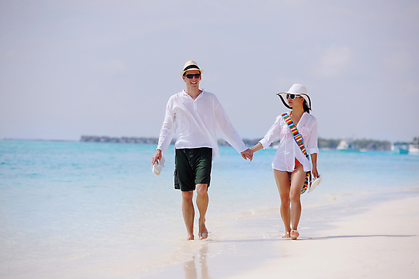 포토 JPG 해외이미지 주간 전신 모자 라이프스타일 커플 여자 남자 데이트 휴식 사랑 성인 해변 야외 두명 앞모습 여름 걷기 손잡기 맑음 성인만 해외포토 자연요소 잡화 계절 감정 바다 뷰포인트 컨셉 관계 모션 날씨 사람 생활 파일형식 이미지허브