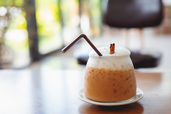 포토 JPG 해외이미지 커피 음료 음식 백그라운드 유리 탁자 아이스크림 디저트 사람없음 컵 갈색 초콜릿 얼음 카페 우유 추위 흰색 신선 달콤 크림 상쾌 카푸치노 에스프레소 떨림 라떼 카페인 맛있는 해외포토 자연요소 식기 감정 컬러 가구 모션 재질 유제품 상점 맛 파일형식 이미지허브