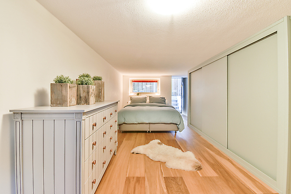 포토 JPG 해외이미지 화분 창문 실내 사람없음 인테리어 카펫 침실 침대 작음 서랍장 심플 해외포토 디자인 가구 내부 크기 파일형식 이미지허브