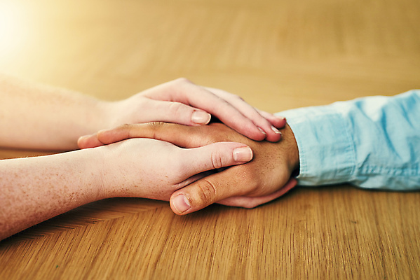 포토 JPG 해외이미지 라이프스타일 손 탁자 함께함 실내 두명 신체부위 손잡기 우정 도움 해외포토 가구 컨셉 모션 사람 내부 생활 친구 파일형식 이미지허브