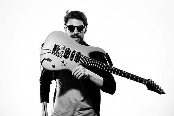 포토 JPG 해외이미지 남자 흑백 한명 들기 상반신 성인 앞모습 선글라스 기타 기타리스트 로큰롤 락스타 성인남자한명만 해외포토 1 안경 음악 뷰포인트 모션 현악기 촬영기법 사람 연주자 남자한명만 성인남자만 파일형식 이미지허브