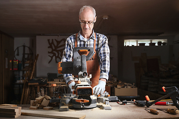 포토 JPG 해외이미지 직업 손 남자 산업 백그라운드 노동자 주택 한명 사람 성인 목재 가로 힘 기계 장비 공구 업무 작업 원형 칼날 작업실 수리 널 자르기 천 목수 목공예 수목 재주꾼 톱밥 톱질 중소기업 해외포토 도형 나무 1 회사 재료 모션 건물 신체부위 도구 직물 가루 공예 파일형식 이미지허브