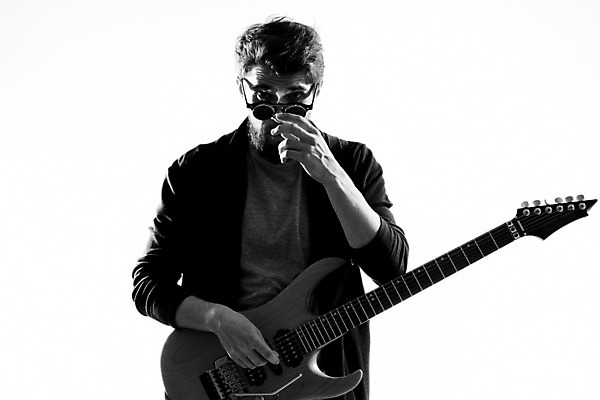 포토 JPG 해외이미지 남자 흑백 한명 상반신 성인 앞모습 선글라스 기타 잡기 매기 기타리스트 노려봄 로큰롤 락스타 성인남자한명만 해외포토 1 안경 음악 뷰포인트 모션 현악기 촬영기법 표정 사람 연주자 남자한명만 성인남자만 파일형식 이미지허브