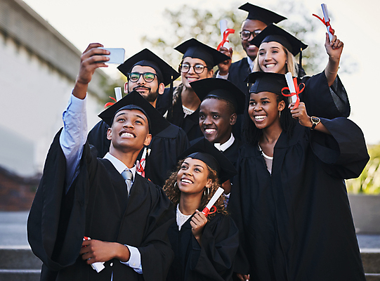 포토 JPG 해외이미지 주간 응시 여자 교육 남자 행복 학사모 졸업 졸업식 함께함 미소 들기 여러명 20대 성인 야외 친구 청춘 졸업가운 그룹 졸업장 셀프카메라 대학교 성인만 해외포토 자연요소 모자_잡화 시선 감정 다수 컨셉 학교 관계 모션 표정 사람 청년 사진촬영 가운 파일형식 이미지허브
