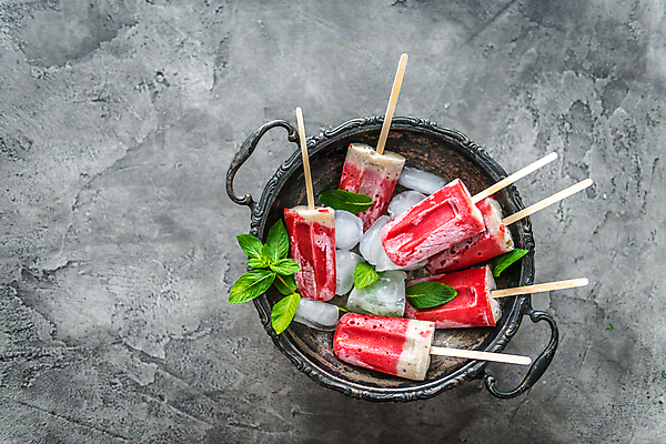 포토 JPG 해외이미지 딸기 아이스크림 사람없음 빨간색 얼음 시원함 허브 막대아이스크림 카피스페이스 해외포토 자연요소 식물 컬러 과일 디저트 공백 파일형식 이미지허브