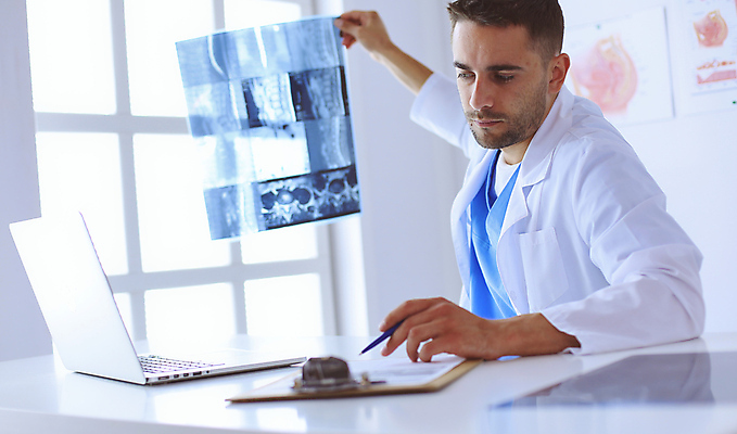 포토 JPG 해외이미지 백인 직업 여자 남자 얼굴 컨셉 유니폼 통신 청진기 건강 병원 대화 한명 사람 앉기 성인 치료 사무실 약 시험 환자 의사 흰색 표현 업무 도움 플라스틱 미용사 컨설턴트 만들기 방문 외과 테라피 돌봄 조언 헬프 해외포토 서양인 1 옷 교육 컬러 비즈니스 의학 의료기기 모션 재질 말하기 신체부위 뷰티 의료진 작업 전문직 상담 파일형식 이미지허브