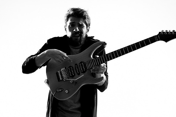 포토 JPG 해외이미지 남자 흑백 한명 상반신 성인 앞모습 기타 가리킴 찡그림 매기 기타리스트 로큰롤 락스타 성인남자한명만 해외포토 1 음악 뷰포인트 모션 현악기 촬영기법 표정 사람 손짓 연주자 남자한명만 성인남자만 파일형식 이미지허브