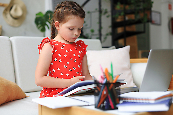 포토 JPG 해외이미지 백인 응시 여자 어린이 거실 실내 한명 상반신 옆모습 아웃포커스 독서 소프트포커스 집중 소녀한명만 해외포토 서양인 1 시선 뷰포인트 컨셉 촬영기법 사람 내부 여자한명만 소녀만 파일형식 이미지허브
